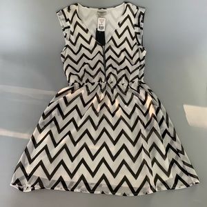 Guess Black & White Zig Zag Dress